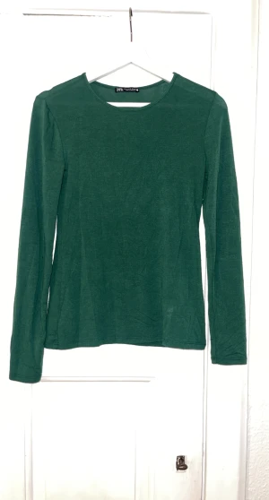 Trikåtröja - Mjuk långärmad tröja från zara, tunn i tyget och en aning genomskinlig om man skulle ha andra färger under. Stretchig i materialet. I använt skick, inga fläckar eller synligt fel