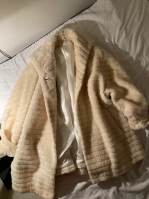 Teddyjacka - Säljer en superfin teddyjacka från 50-talet med trekvartsärmar, ärmarna går att vika ner. Passar både som S & M i storlek. 