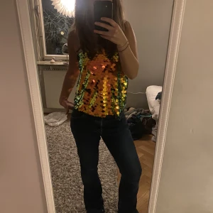 Nyår topp - Säljer denna asballa paljetttopp som är perfekt till nyår🎉 Den är helt oanvänd och är därmed i toppskick! Säljer för 200kr+ frakt men är villig att sälja för billigare vid snabb affär! Puss❤️