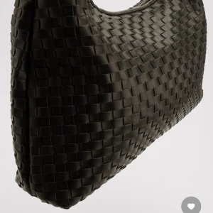 NA-KD väska  - Söker denna väskan från NA-KD, om nån har den och vill sälja hör av er!!!! 