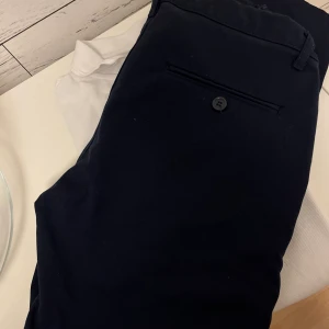 Snygg kostymbyxa! - Super snygga kostymbyxor från märket Grunt i marinblått! Ca storlek S. Inköpspriset är 799kr säljer de för 200kr, priset går att diskuteras!