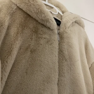 Teddyjacka från Zara - Superfin teddyjacka från Zara. Helt oanvänd, endast provad. Storlek XS men rymlig i modellen! :) 