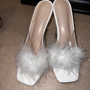 Vita högklackade skor  - Säljer vita högklackade skor, aldrig använda pga fel storlek. 