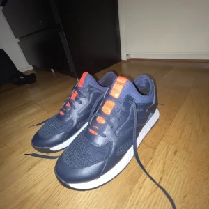 Hugo Boss skor - Helt oanvända skor i nytt skick köpta för 1900kr och säljs för 1000kr perfekt att ge bort i present eller köpa till sig själv nu inför jul😁