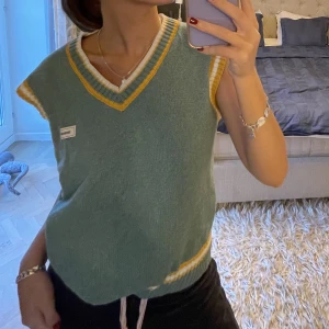 Vintage sweater vest - Cool stickad väst köpt på Depop. Jättesnygg som den är eller med en vit T-shirt under. Helt oanvänd av mig, men som sagt köpt second hand. Storlek S, men passar även XS och M.