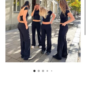 Alobha kostymbyxor  - Låga kostymbyxor från Alobha Label i storlek XS. Låga i midjan och väldigt långa i benen, jag som är 172 cm trampar nästan på dem:) skriv för fler bilder! Helt slutsålda, nypris 799kr, knappt använda. Bud på 750kr just nu:)