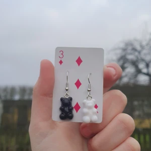 Gummibjörnar örhängen - Gummibjörnar i hängande örhängen en svart en vit