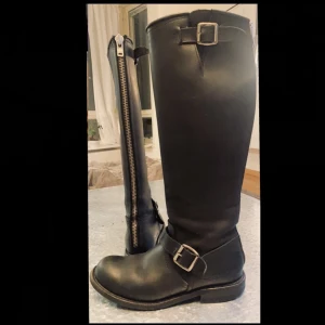 Primeboots  - Jättefina Primeboots i svart skinn Stl 37 I väldigt fint skick Nypris 3500:-
