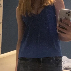 💕Blå v-ringad topp💕 - Det är inget fel på toppen den är sjukt fin och säljs dessutom inte längre! Men den är inte riktigt min stil längre💕