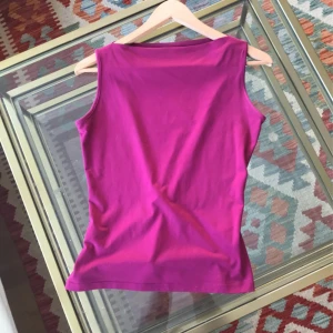 Topp - Säljer denna fina topp. Mörkare lila i verkligheten ⭐️