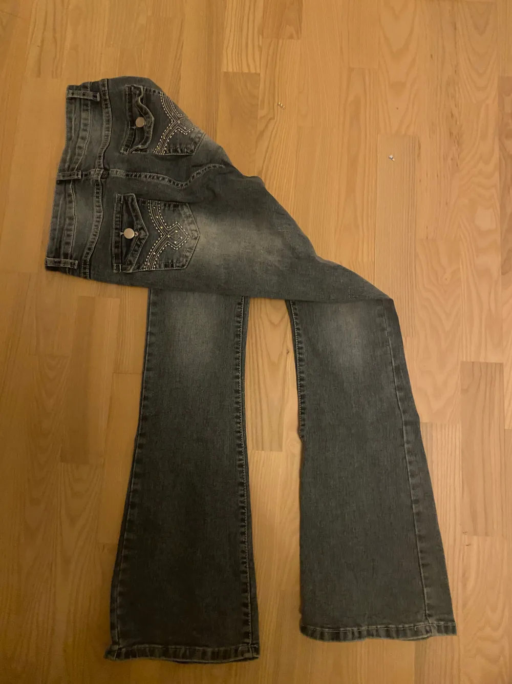 Jag säljer mina liknande true region jeans för har ingen användning för de tyvärr väldigt bar skick använt runt 3 gånger hör Järna av er innan ni köper💗😃. Jeans & Byxor.