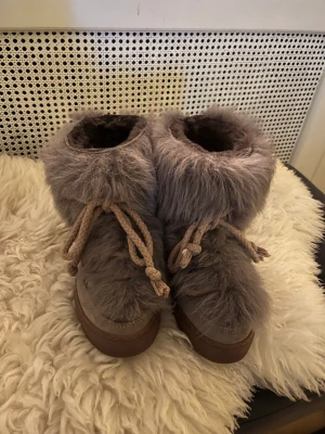 Inuikii  - Jättemysiga och fina inuikiis😇Säljer pga de ej kommer till användning. Nypris 4000 men säljer billigt pga de har några små defekter men inget som syns 💋kan även tänka mig att gå ner i pris vid snabb affär! 