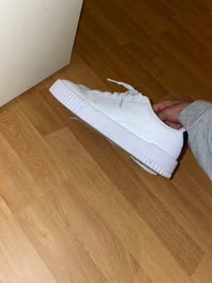 Puma sneakers  - Puma sneakers! Använt 2-3 gånger. I ny skick! Sulorna är borttagna (inga sulor på bilden ) eftersom jag använde egna sulor! Skorna är fräscha och väldigt lätta!