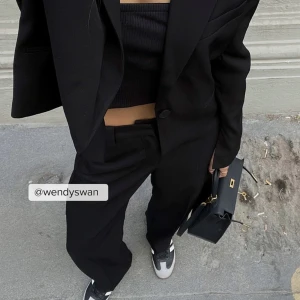 Kostymbyxor - Kostymbyxor från NA-KD i storlek 34. Säljer pga att de är lite för små och lite korta i benen då jag är 175 cm lång. Köpta för 549kr. (Köparen står för frakt)🥰