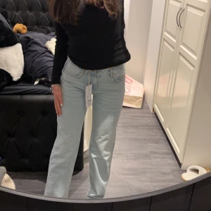 Low waist jeans  - Low waist jeans från Gina tricot i storlek 34! Använda 2 gånger då de var för trånga och obekväma på mig. 