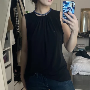 Svart blus/ linne - Simpel och snygg topp! Passar M. Obs, spegeln är smutsig och inte plagget.