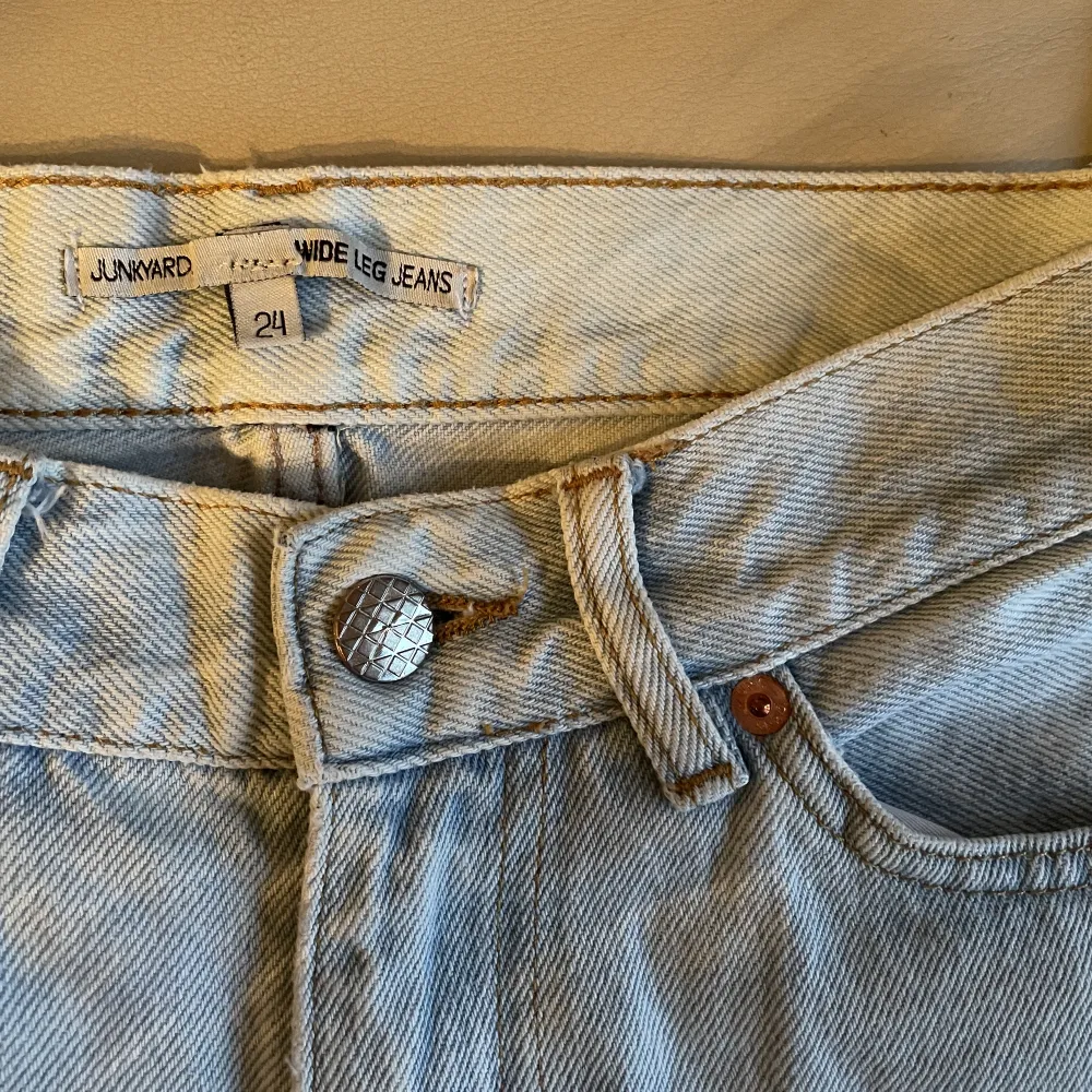 Säljer mina wide leg jeans från junkyard, jeansen har slitningar på botten av byxbenet, men annars är den i bra skick💘Innerbenslängden är 79/80cm. Jeans & Byxor.
