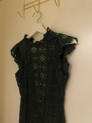 Klänning - Sååå fin unik klänning i en jättesnygg mörkgrön!!🤩🤩