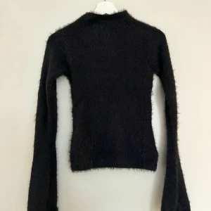 Weekday tröja - Helt ny och slutaåld tröja från Weekday. Aldrig använd och köpt för 530kr, stl S. Kan mötas upp annars står köparen för frakten :) 