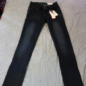 Jeans - Här är ett helt ny jeans. Jag köpte den länge sedan men lågmidjadjeans var inte inne så jag har inte tagit på mig den nån gång. Prislappen är kvar. Den har blivit väldigt tajt för mig och det är drf jag känner för att sälja den. Obs! Kunden står för frakt