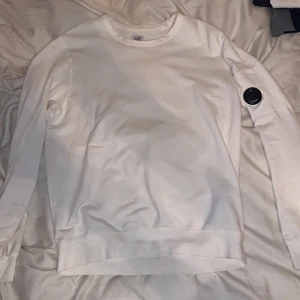 Cp Company Tröja Herr - Fin Cp Company tröja, använd fåtal gånger, väldigt bra skick. Frakt ingår ej, Nypris 2000