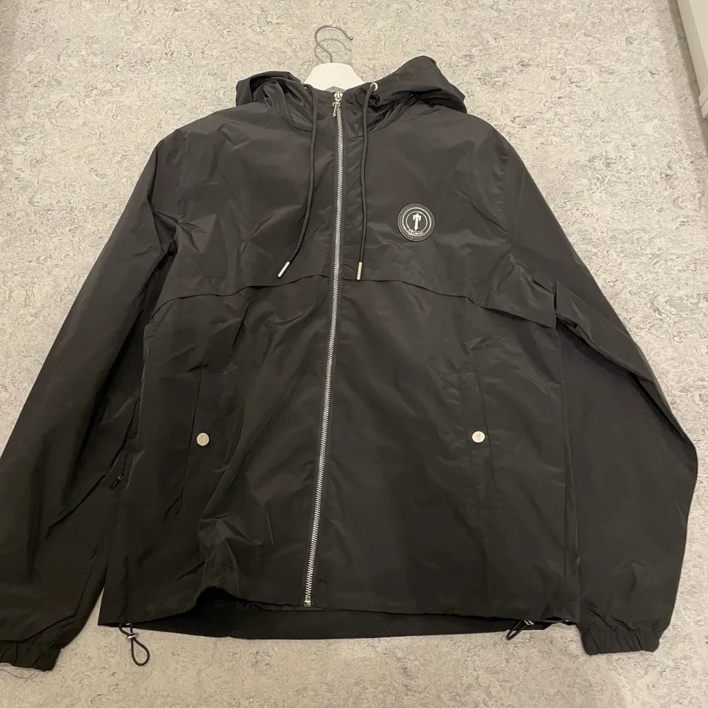 Trapstar jacket, helt i ny skick! FrĂ„n deras senaste drop. Dm - fler bilderđ S och M finns, FĂ
KVAR!. Takit.
