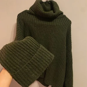 Stickad polo tröja  - Säljer denna stickade tröja från Gina Tricot då den inte kommit till användning på länge. Storlek XS