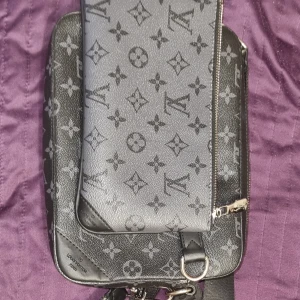 Louis vuitton trio messanger bag  - Hej, säljer min Louis vuitton trio messanger bag då den inte kommer till användning använd rätt så mycket men den är i otroligt bra skick funkar för både män och kvinnor. Fråga vid behov av fler bilder. Priset går att diskutera vid snabb affär