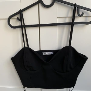 Topp - Superfin svart kort topp som funkar både till fest och till vardags. Fina detaljer med sömmar vid brösten som gör toppen mer speciell. Köpt på zara i London för ca 25 pund