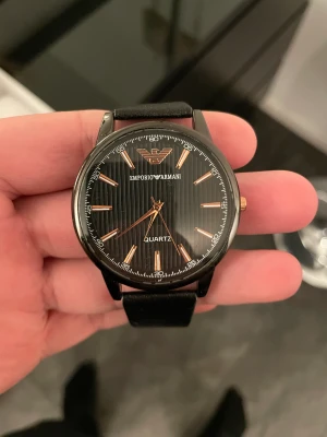 Emporio armani klocka herr - Helt ny och använd endast en gång Bandet behöver bytas om man känner för det annars så är den fortfarande i god skick 400kr