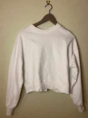 Tröja från Pull&Bear Strl S - Vit tröja från Pull&bear. Väldigt lite använd.