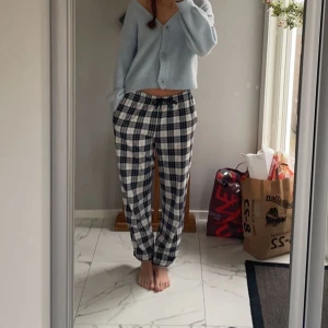 Mjukisbyxor  - Blå rutiga mjukisbyxor från Kappahl i storlek M, passar mig som har S. Uppsprättade längst ner💙