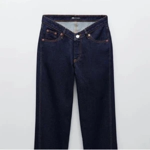 V-jeans - Sjukt snygg V modell på ett par zara jeans!!!😍🙌 Använda men i bra skick, dock lite slitna längst ner då dom varit lite långa på mig som är 166.