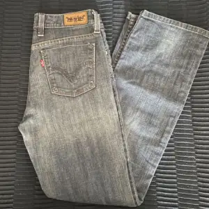 Vintage lågmidjade levi’s jeans med bootcut, storlek 28 men passar xs/liten s. Vid intresse kan man få fler bilder. 