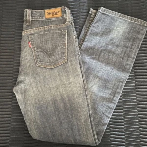 Lågmidjade levi’s jeans  - Vintage lågmidjade levi’s jeans med bootcut, storlek 28 men passar xs/liten s. Vid intresse kan man få fler bilder. 