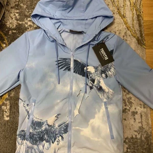 Trapstar jacka - Säljer nu mina trapstar jacka som endast är använd en gång, storlek S köpte den exakt när den släpptes dem säljs inte längre, äkta såklart 