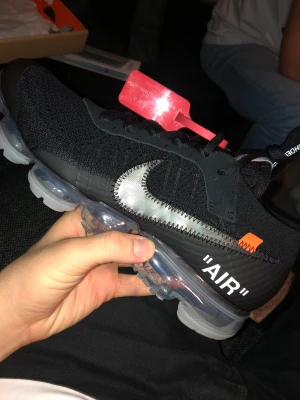 Off white vapormax - Säljer mina helt nya äkta off white vapormax. Dem är helt nya och helt oanvända med lapp på. Priset kan diskuteras