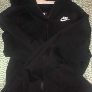 väldigt fin nike zip hoodie, ny pris 699, använd fåtal gånger, lite solblekt inget man märker