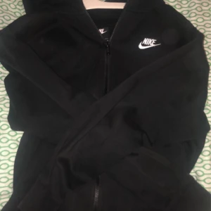 nike zip hoodie  - väldigt fin nike zip hoodie, ny pris 699, använd fåtal gånger, lite solblekt inget man märker