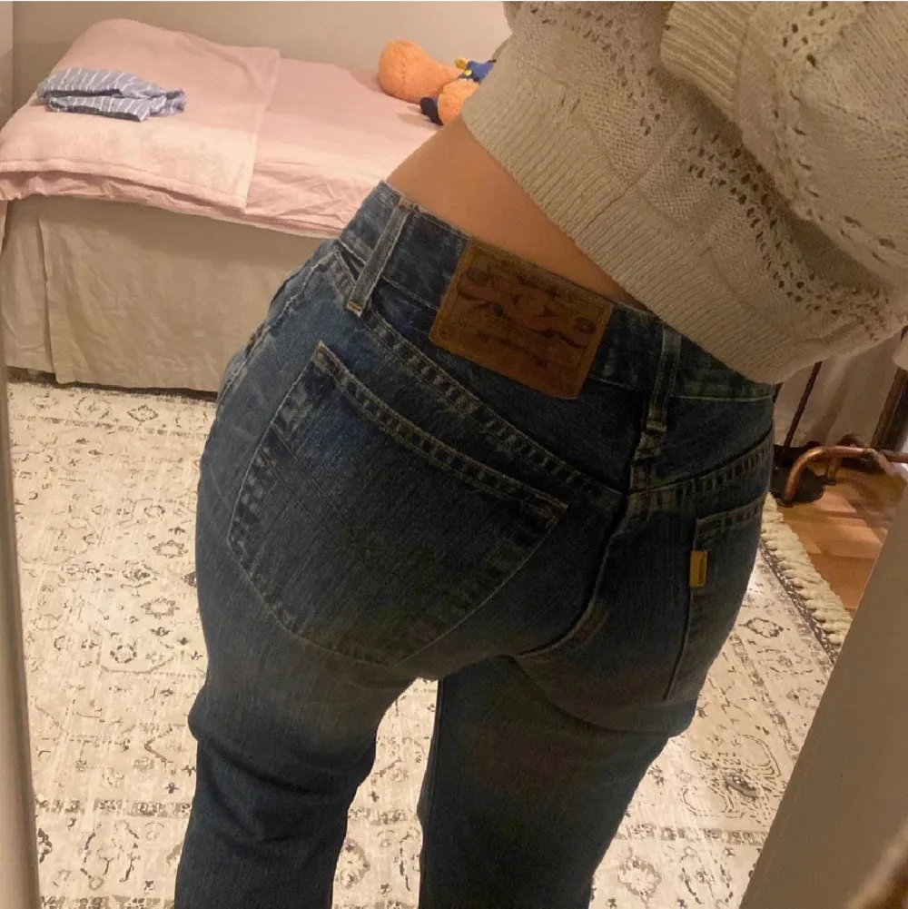 Säljer dessa lågmidjade crocker jeans som är insydda hos skräddare. Midjemått 82, innerbenslämgd 71 cm och hon på bilden är cirka 163. (bilder från förra ägaren). W31 L34. Jeans & Byxor.