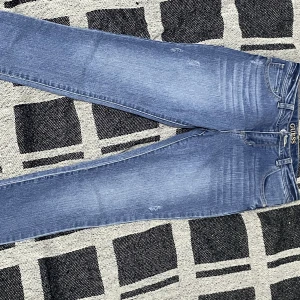 Guess Jeans  - Helt nya Guess jeans i storlek S (passar även för XS). Köpta i USA, modellen finns dock inte längre kvar. Helt nya, aldrig använda. Lågmidjade. 80. 