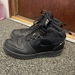 Nike skor  - Nike path winter skor, varma och vattentäta. Använda ett få tal gånger då de var fel storlek. 
