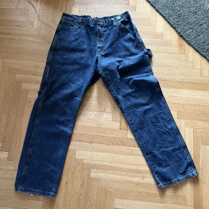Wrangler Carpenter - Säljer ett par feta wrangler carpenters.  Cond: 10/10 I byxorna står det 36x32 men de sitter som 31x32