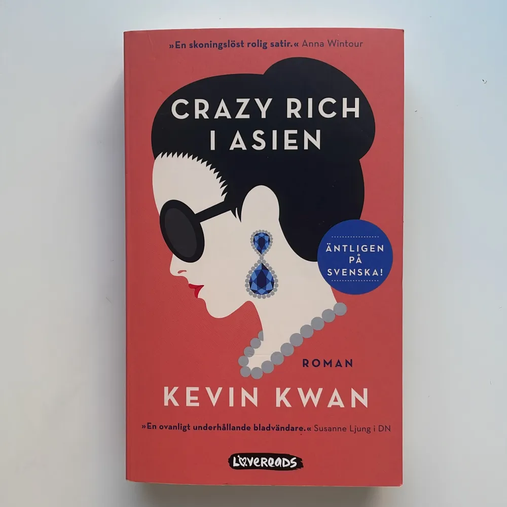 Crazy Rich I Asien av Kevin Kwan. En roman i pocketformat på svenska. Rekommenderad ålder (enligt Google) är 13+. Skriv om du har några frågor eller vill ha mer bilder! <3. Övrigt.