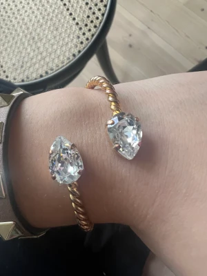 Carolina svedbom - Guldigt Carolina Svedbom armband med vita stenar! Skicket är väldigt fint och boxen finns kvar💓