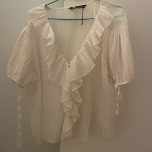 Volang topp - Söt volang topp från zara, knappt använd 