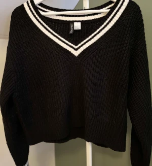 Stickad topp - Jag säljer denna svarta stickade topp från HM  i storlek XS för 50 kr. Köparen står för frakt på 29 kr!