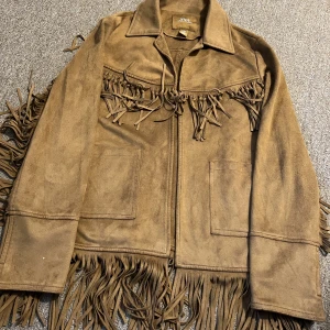 Jacka  - Fint färg, mjuk och skönt. 