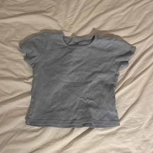 Brandy Melville tröja ljusblåe med hjärtan - Denna jätte gulliga ljusblå tröjan med hjärtan från brandymelville och passar jätte bra med ett par lågmidja blåa jeans