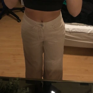 Weekday jeans - Beiga jeans från weekday! Säljer då de tyvärr blivit för korta för mig(de sista bild) som är 170cm lång. Inga slitage! Köparen står för frakt💕 pris kan oftast diskuteras och kan ge paketpris så kika gärna in de andra jag säljer